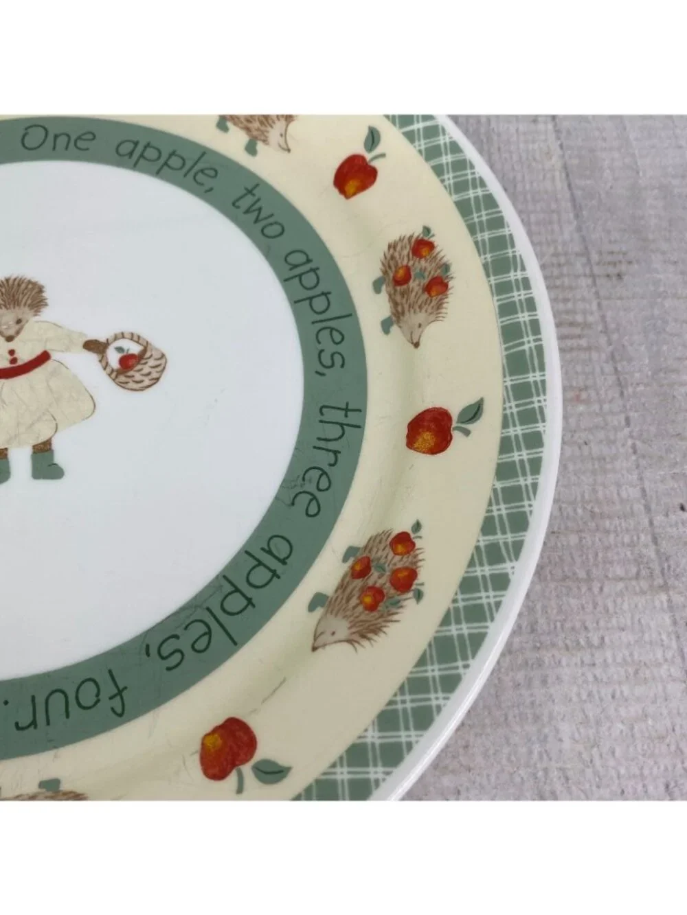 Corelle Red APPLE Hedgehog Break Chip Resistant Green Woven Lunch Plates Set 4